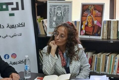 ماذا يكمن وراء هذا البحر؟ النشاط الثقافي الدؤوب لتغريد عبد العال